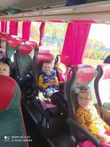 Dzieci siedzące w autokarze.
