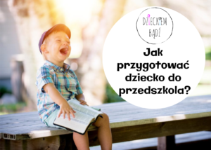 obraz przedstawia dziecko śmiejące się i na kolanach trzymające książkę, po prawej stronie w kole jest napis: Jak przygotować dziecko do przedszkola