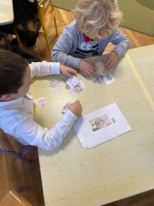 dzieci przy stoliku układają puzzle
